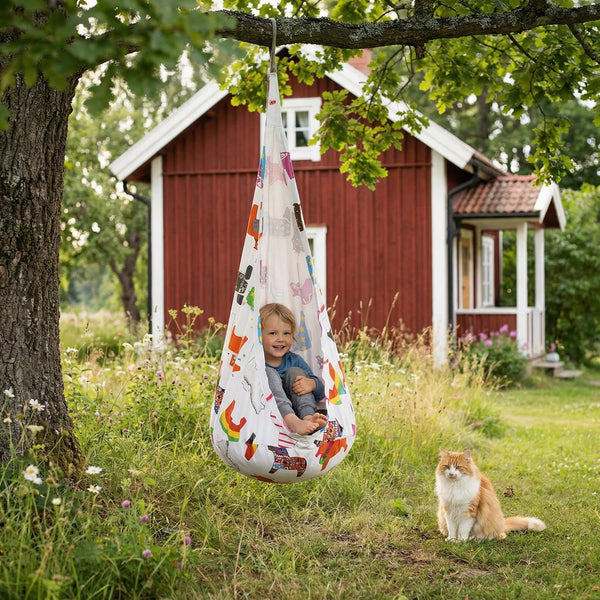 Hängstol i Bomull – Trygg Podgunga med Dalahästar för Lek & Vila